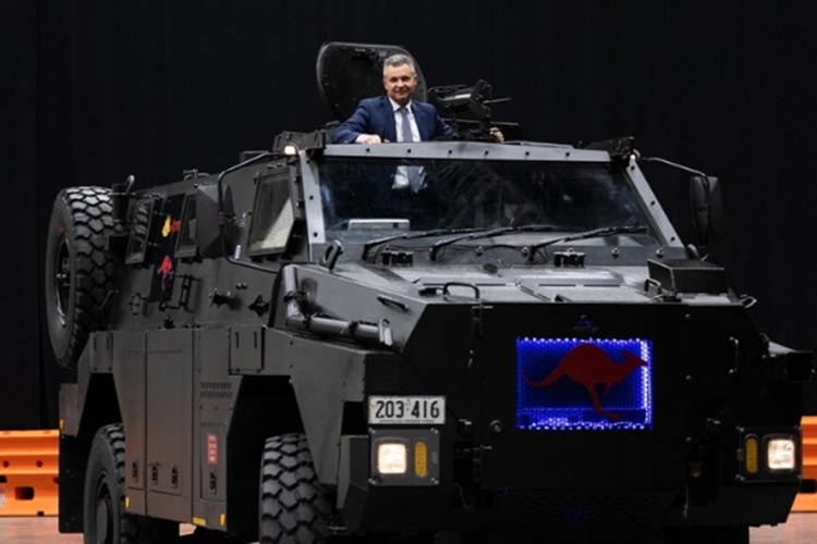 Chính phủ nước Úc mới đây cho rằng, việc điện khí hóa vô cùng quan trọng. Khi nền kinh tế thế giới đang hướng tới giảm thiểu carbon, ngành công nghiệp quốc phòng cũng không nằm ngoài xu hướng đó. Ý tưởng chuyển đổi xe quân đội sang ôtô điện đã được “thai nghén” từ lâu.