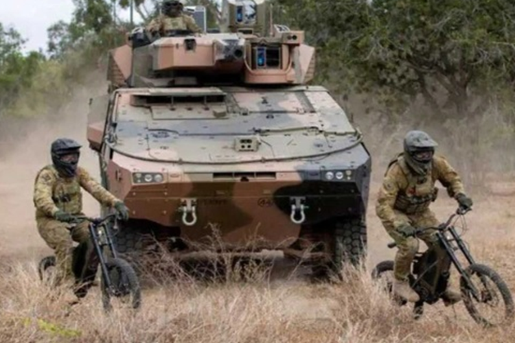 Cuối năm 2022, quân đội Úc đã tiết lộ nguyên mẫu xe thiết giáp chở binh sĩ Bushmaster chạy điện và thử nghiệm khả năng ứng phó trong các tình huống y tế khẩn cấp.