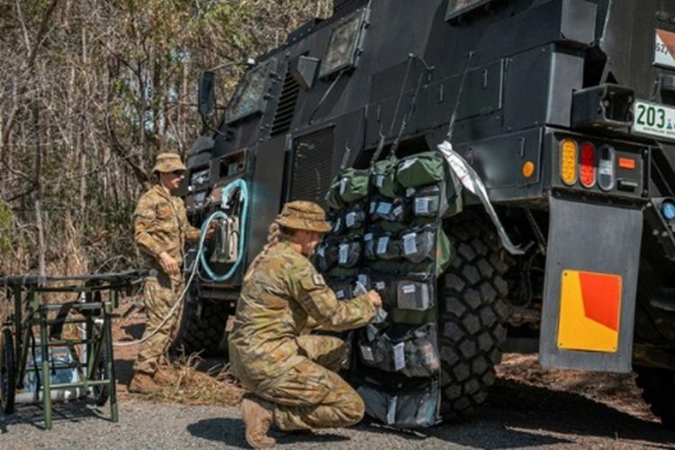 Từ năm 2019, Trung tâm Nghiên cứu Quân đội Úc đã công bố báo cáo về lợi ích của việc áp dụng xe hybrid và ôtô điện chiến đấu. Đến năm 2022, quân đội Úc từng cho ra mắt video "Điện khí hóa chiến trường" để nói về những ưu điểm khi sử dụng xe điện trong hoạt động quân sự.