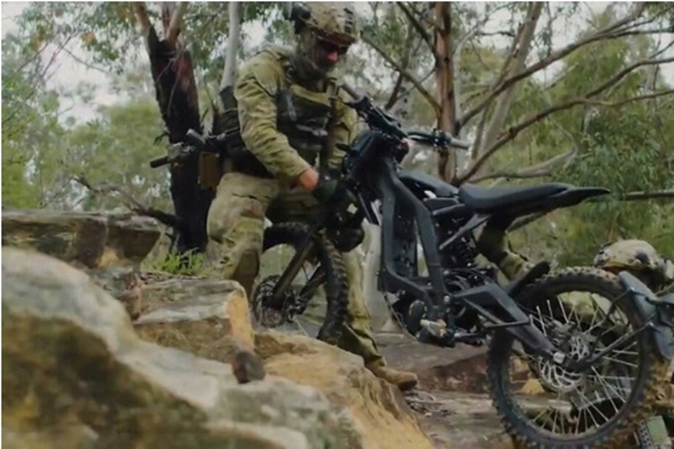 Hiện tại, phần lớn xe của quân đội Úc đều là xe sử dụng động diesel. Ngoài ra, quân đội cũng sử dụng một số xe máy chạy xăng. Việc này khiến cho đội hậu cần luôn phải chuẩn bị sẵn hai loại nhiên liệu.