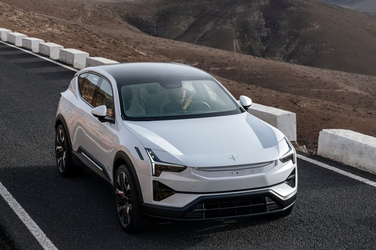 Tuy nhiên, có một số sự đánh đổi rõ ràng vì chiếc crossover này có động cơ gắn phía sau sản sinh công suất 295 mã lực và mô-men xoắn 361 lb-ft (489 Nm). Điều này giúp xe tăng tốc từ 0-60 dặm/giờ (0-96 km/giờ) trong 7,5 giây. Khi đến lúc sạc lại bộ pin 111 kWh, bộ sạc nhanh DC 250 kW có thể sạc từ 10-80% chỉ trong 30 phút.