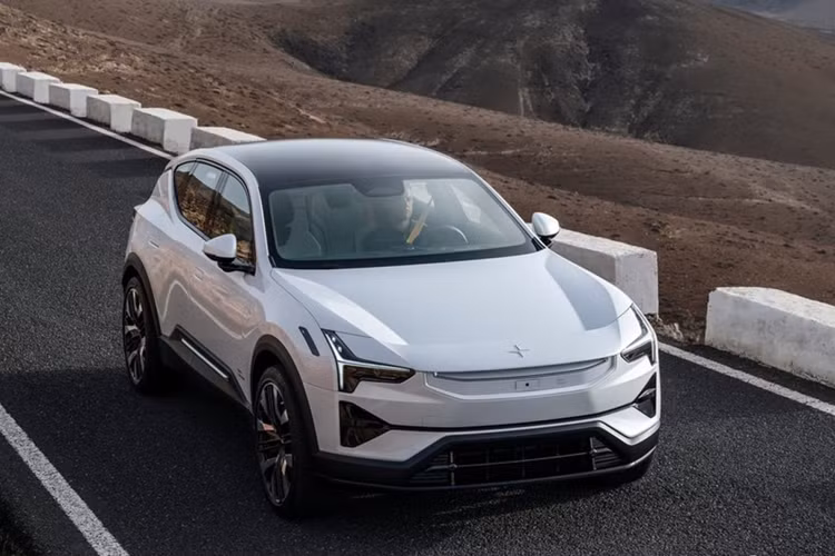 Tuy nhiên, có một số sự đánh đổi rõ ràng vì chiếc crossover này có động cơ gắn phía sau sản sinh công suất 295 mã lực và mô-men xoắn 361 lb-ft (489 Nm). Điều này giúp xe tăng tốc từ 0-60 dặm/giờ (0-96 km/giờ) trong 7,5 giây. Khi đến lúc sạc lại bộ pin 111 kWh, bộ sạc nhanh DC 250 kW có thể sạc từ 10-80% chỉ trong 30 phút.