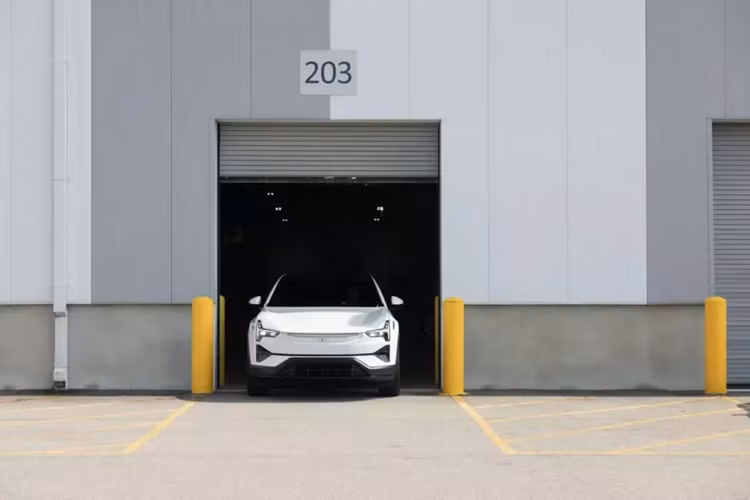 Được gọi là Polestar 3 bản Long Range Single Motor, phiên bản mới nhất của chiếc crossover điện có giá khởi điểm là 67.500 đô la (tương đương 1,6 tỷ đồng) trước khi tính phí vận chuyển là 1.400 đô la.