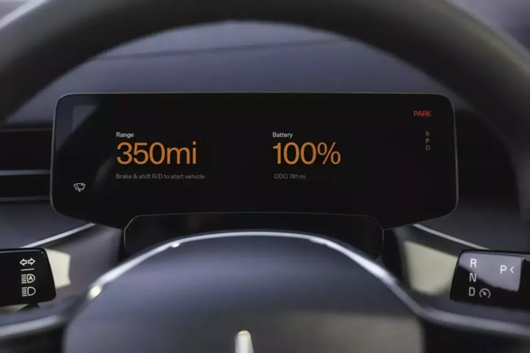 SUV điện Polestar 3 Long Range Single Motor được trang bị đèn pha LED, cần gạt nước cảm biến mưa và cửa sổ cách âm. Chúng được kết hợp với mái kính toàn cảnh, cửa hậu chỉnh điện và bánh xe 20 inch.