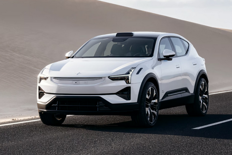 Di chuyển vào bên trong, người lái xe sẽ tìm thấy cụm đồng hồ kỹ thuật số 9 inch và hệ thống thông tin giải trí 14,5 inch. Những điểm nổi bật khác bao gồm ghế trước chỉnh điện tám hướng có sưởi, hệ thống kiểm soát khí hậu ba vùng, bộ sạc điện thoại thông minh không dây và hệ thống âm thanh 10 loa.