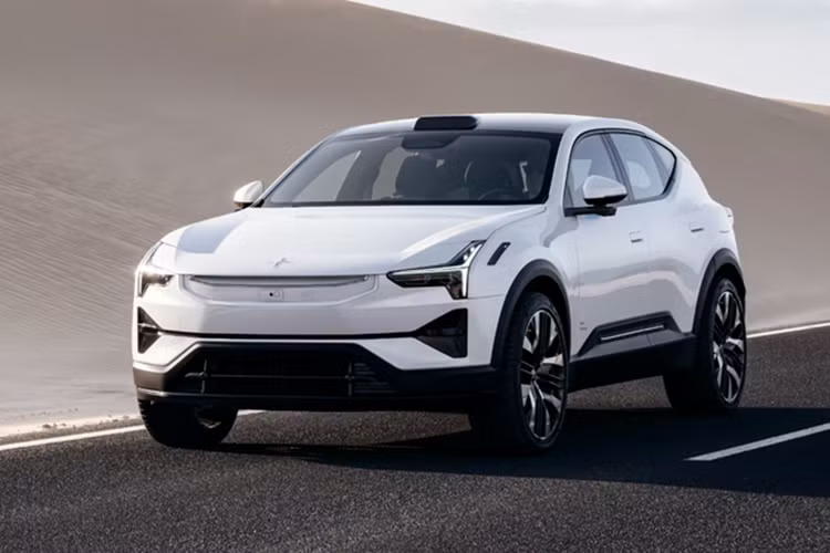 Di chuyển vào bên trong, người lái xe sẽ tìm thấy cụm đồng hồ kỹ thuật số 9 inch và hệ thống thông tin giải trí 14,5 inch. Những điểm nổi bật khác bao gồm ghế trước chỉnh điện tám hướng có sưởi, hệ thống kiểm soát khí hậu ba vùng, bộ sạc điện thoại thông minh không dây và hệ thống âm thanh 10 loa.