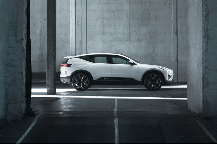 Một loạt các tùy chọn có sẵn bao gồm Gói Plus trị giá 5.500 đô la bổ sung hệ thống âm thanh Bowers &amp; Wilkins 25 loa, màn hình hiển thị trên kính chắn gió, vô lăng có sưởi và ghế sau có sưởi. Gói này cũng bao gồm cửa đóng êm, cột lái chỉnh điện và sàn chứa đồ có thể gập lại.