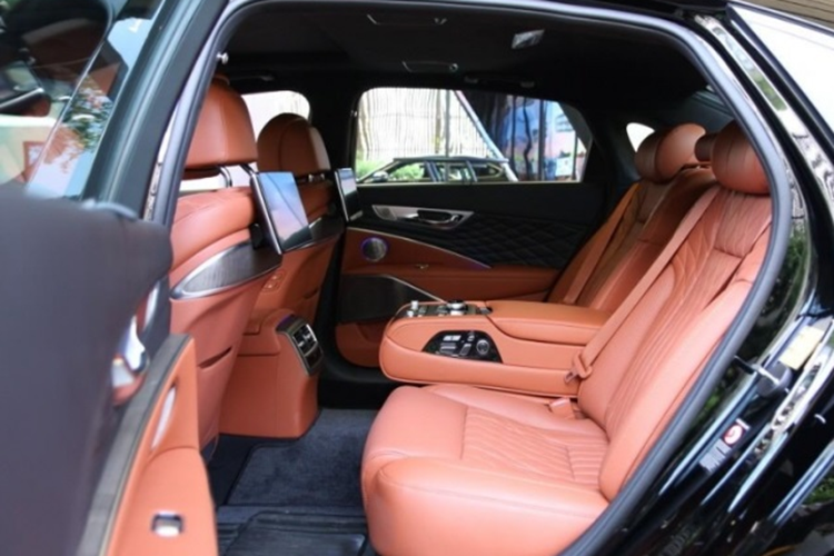 Xe còn có một số thay đổi khác như: ghế hành khách phía trước có chức năng mát-xa, cổng USB-C và cả bình cứu hỏa. Bên cạnh đó, xe cũng được cung cấp 2 tùy chọn chọn màu nội thất mới là Nâu Martian Brown hoặc Xám Misty Gray.