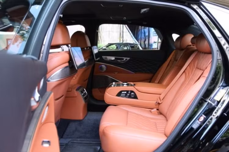 Xe còn có một số thay đổi khác như: ghế hành khách phía trước có chức năng mát-xa, cổng USB-C và cả bình cứu hỏa. Bên cạnh đó, xe cũng được cung cấp 2 tùy chọn chọn màu nội thất mới là Nâu Martian Brown hoặc Xám Misty Gray.