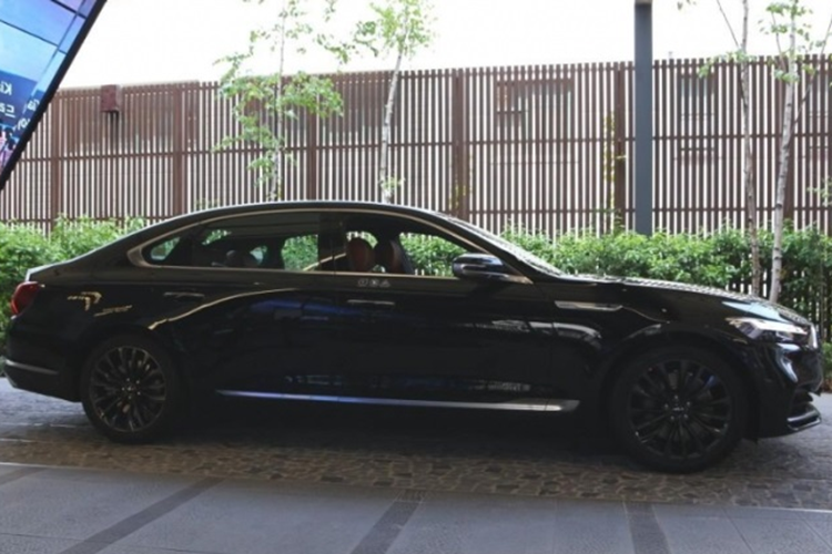 Bên cạnh đó, xe còn được bổ sung màu ngoại thất xám Pebble Grey và tùy chọn kiểu dáng mâm mới, có kích thước 19 inch. Không gian nội thất của sedan hạng sang K9 2024 được bổ sung một vài tính năng mới hiện đại hơn.