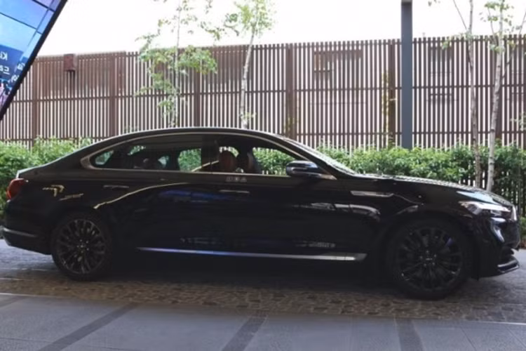 Bên cạnh đó, xe còn được bổ sung màu ngoại thất xám Pebble Grey và tùy chọn kiểu dáng mâm mới, có kích thước 19 inch. Không gian nội thất của sedan hạng sang K9 2024 được bổ sung một vài tính năng mới hiện đại hơn.