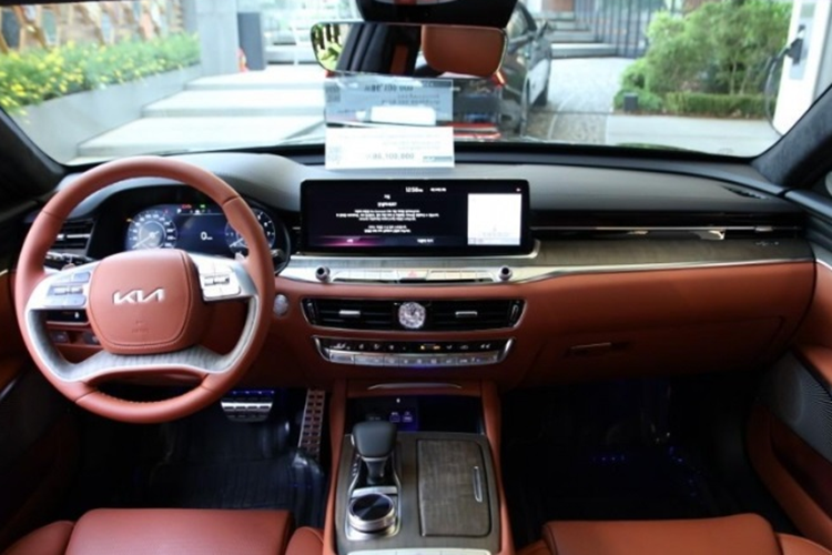 Cụ thể, hệ thống điều hòa trên xe có thêm tính năng "After Blow" đóng vai trò tương tự máy hút ẩm, giữ cho nội thất xe luôn thông thoáng và không xuất hiện mùi ẩm mốc. Sau khi tắt động cơ khoảng nửa giờ, After Blow sẽ tự động được kích hoạt trong 10 phút để làm khô các ống thông gió tránh nấm mốc phát triển.