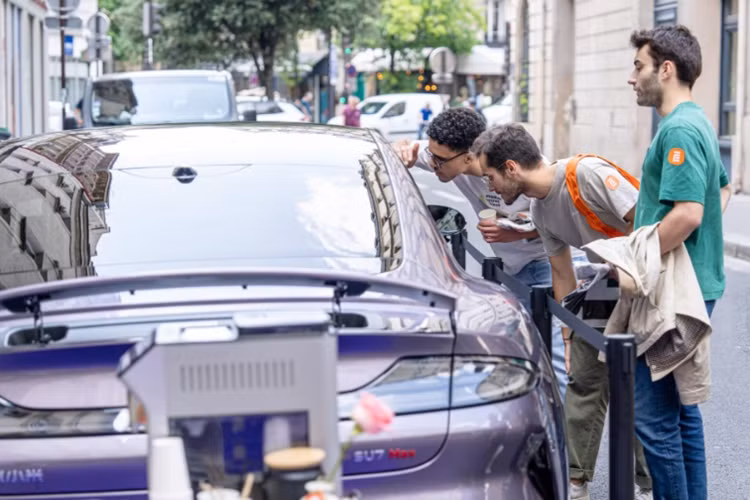 Do khan hiếm nguồn cung nên gần đây còn có thông tin cho rằng SU7 đã qua sử dụng được chào bán với giá cao hơn đáng kể so với xe mới. Chẳng hạn như, giá xe Xiaomi SU7 cũ có odo 600 km được bán với giá 343.000 nhân dân tệ (khoảng 1,296 tỷ đồng).