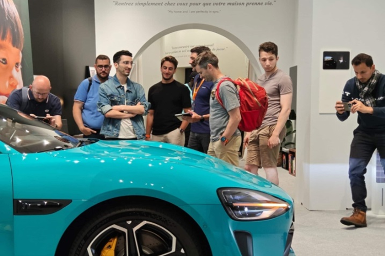 Một chiếc khác đã đi được 1.900 km được rao bán với giá 335.000 nhân dân tệ (khoảng 1,168 tỷ đồng). Mức giá này cao hơn đáng kể so với một chiếc SU7 đang có giá niêm yết dao động từ 215.900 - 299.900 nhân dân tệ (khoảng 752,8 triệu - 1,045 tỷ đồng).