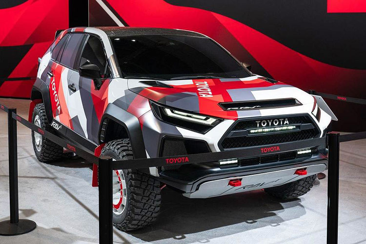 Mike Tripp, phó chủ tịch nhóm tiếp thị của Toyota Motor Bắc Mỹ, cho biết: “RAV-X không chỉ là một mẫu Concept. Chiếc xe còn cho thấy một khả năng hoàn toàn mới về việc một chiếc Crossover nhỏ như thế này có thể tuyệt vời và có diện mạo ấn tượng đến mức nào.”