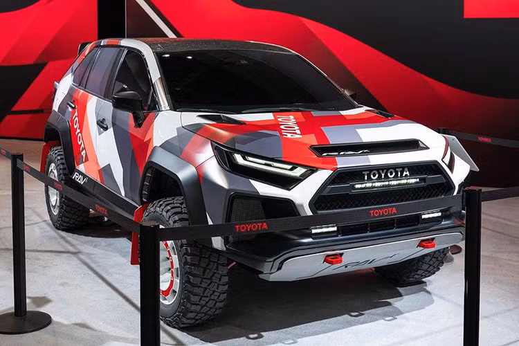 Mike Tripp, phó chủ tịch nhóm tiếp thị của Toyota Motor Bắc Mỹ, cho biết: “RAV-X không chỉ là một mẫu Concept. Chiếc xe còn cho thấy một khả năng hoàn toàn mới về việc một chiếc Crossover nhỏ như thế này có thể tuyệt vời và có diện mạo ấn tượng đến mức nào.”