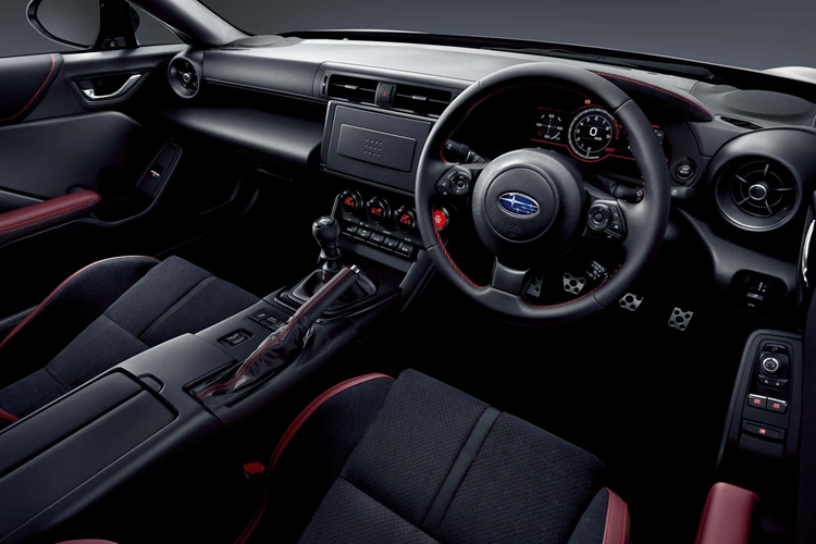 Khi muốn tự chuyển số ở phiên bản số tự động, dải giới hạn vòng tua máy đã được tăng lên để giảm nguy cơ tăng tốc quá mức. Hoàn thiện những thay đổi cho BRZ của Nhật Bản là đèn chiếu sáng ban ngày được sửa đổi để đem tới bộ nhận diện có phần khác biệt.