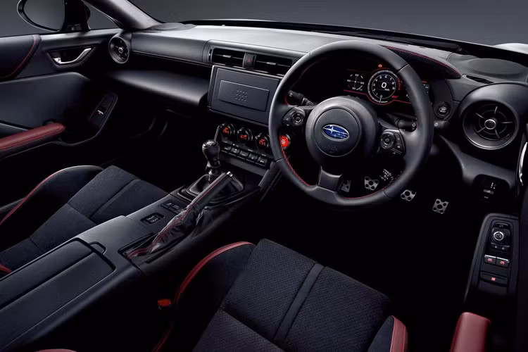 Khi muốn tự chuyển số ở phiên bản số tự động, dải giới hạn vòng tua máy đã được tăng lên để giảm nguy cơ tăng tốc quá mức. Hoàn thiện những thay đổi cho BRZ của Nhật Bản là đèn chiếu sáng ban ngày được sửa đổi để đem tới bộ nhận diện có phần khác biệt.