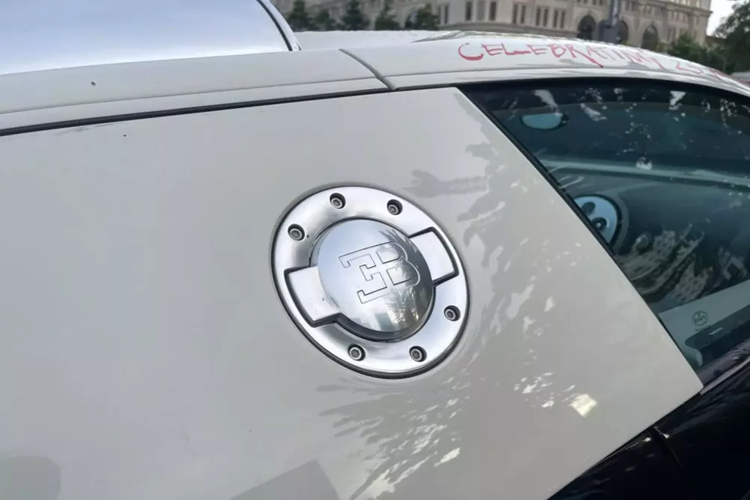 Như vậy, kể từ lúc về tay "vua cà phê" này đã cho thay đổi 4 chi tiết, ngoài 3 điểm nhấn kể trên còn có bộ đèn của phiên bản Super Sport. "Ông hoàng tốc độ" chỉ mất 2,5 giây để tăng tốc lên 100 km/h từ vị trí xuất phát trước khi đạt vận tốc tối đa 408.84 km/h.