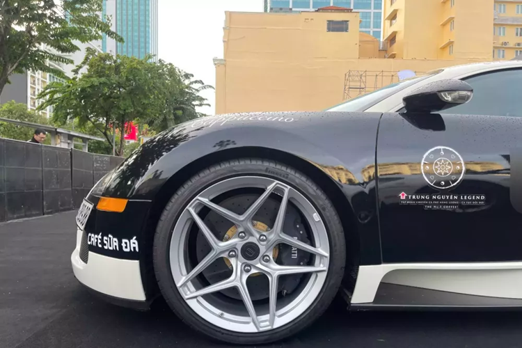 Tần suất mà chiếc siêu xe Bugatti Veyron triệu đô tiếp khách trong 2 ngày diễn ra sự kiện khá dày đặc, từ trẻ em, thanh niên, phụ nữ đến những người cao tuổi, thậm chí có người còn ngồi xe lăn đến để chụp với chiếc xe từng được mệnh danh là siêu xe nhanh nhất thế giới.