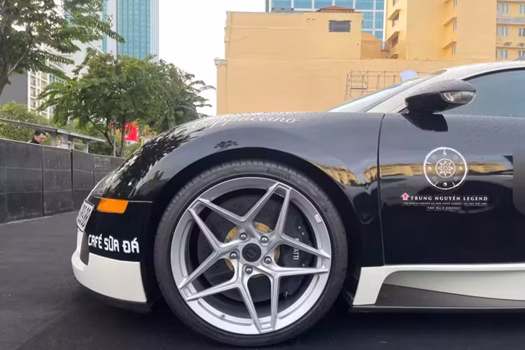 Tần suất mà chiếc siêu xe Bugatti Veyron triệu đô tiếp khách trong 2 ngày diễn ra sự kiện khá dày đặc, từ trẻ em, thanh niên, phụ nữ đến những người cao tuổi, thậm chí có người còn ngồi xe lăn đến để chụp với chiếc xe từng được mệnh danh là siêu xe nhanh nhất thế giới.