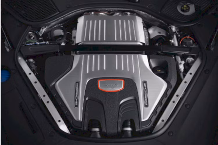 Xe còn được hiệu chỉnh thể thao hơn cho hệ thống treo khí nén tiêu chuẩn, hạ thấp 10 mm so với Panamera tiêu chuẩn cùng với các thanh chống lật được gia cố và tỷ lệ lò xo cơ bản thấp hơn. Mẫu xe còn được trang bị vi sai hạn chế trượt PTV Plus điều khiển điện tử.