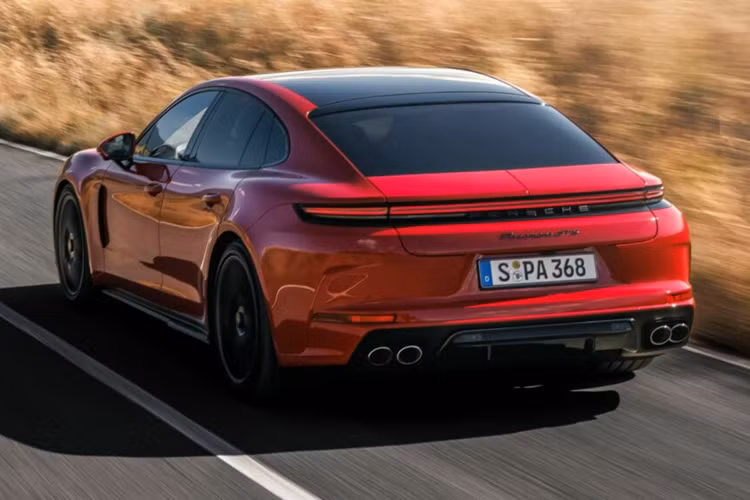 Ngoại thất của xe trở nên nổi bật với các biểu tượng GTS màu đen bổ sung cho các điểm nhấn màu Đen Satin-Matt của Gói thể thao tiêu chuẩn và các bộ đèn tối hơn. Thừa hưởng từ Turbo S E-Hybrid, xe được trang bị bộ mâm xe khóa trung tâm 21 inch màu Xám Anthracite tương phản với bộ cùm phanh màu đỏ.