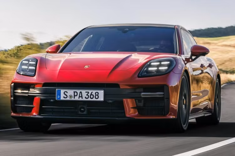  Porsche Panamera GTS 2025 mới được trang bị động cơ V8 thuần túy và không được trang bị hỗ trợ Hybrid. Quan trọng hơn, mẫu sedan thể thao còn có thiết lập khung gầm dành riêng cho từng phiên bản và những nét thể thao từ trong ra ngoài. Động cơ V8 4.0 lít tăng áp kép với công suất 493 mã lực.