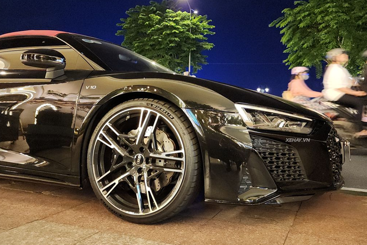 Audi R8 V10 Spyder Facelift được trang bị phần mui xe bằng vải màu đỏ, có thể dễ dàng đóng hoặc mở mui xe thông qua một nút bấm trên chìa khóa trong vòng 14 đến 18 giây ngay cả khi xe đang chạy, nhưng tốc độ được hãng khuyến cáo là phải dưới 50 km/h.