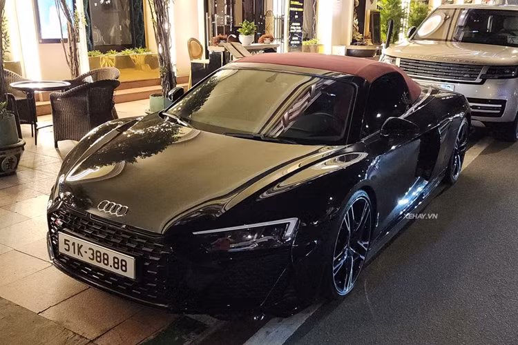 Qua đó tối ưu khả năng làm mát và tăng tính khí động học. Siêu xe mui trần được trang bị bộ la-zăng 5 chấu kép sơn 2 tông màu xám - đen tương phản.