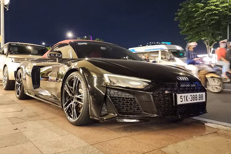 Ở phía sau, Audi R8 V10 Spyder Facelift được thiết kế lưới tản nhiệt liền mạch trên cản xe. Dịch xuống phía dưới là chụp ống xả hình oval, đặt cân xứng hai bên. Để tối ưu tính khí động học cho Audi R8 V10 Spyder Facelift, bộ khuếch tán sau xe còn được thiết kế to hơn.