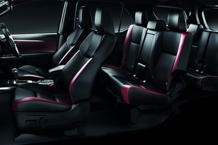 Bên cạnh đó, hệ thống máy phát điện còn hỗ trợ gia tăng khả năng tăng tốc mượt mà khi di chuyển trên các địa hình phức tạp và phanh tái tạo giúp xe xuống dốc an toàn hơn.