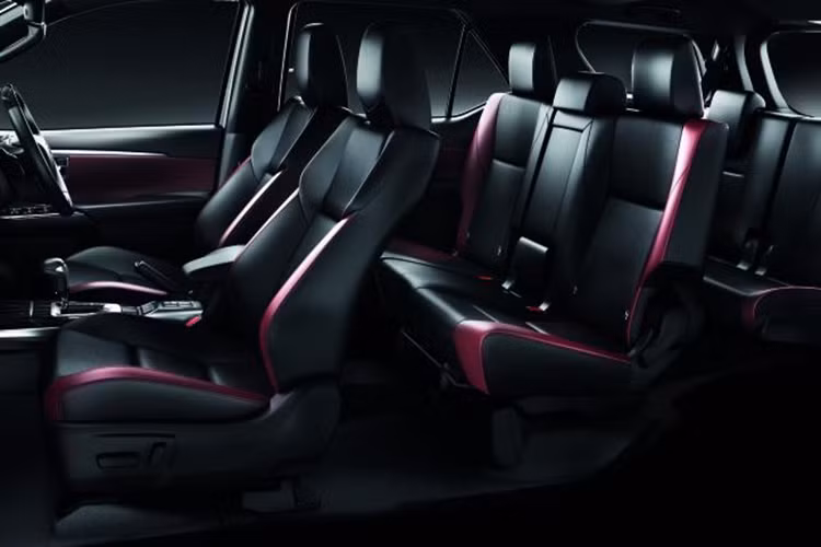 Bên cạnh đó, hệ thống máy phát điện còn hỗ trợ gia tăng khả năng tăng tốc mượt mà khi di chuyển trên các địa hình phức tạp và phanh tái tạo giúp xe xuống dốc an toàn hơn.