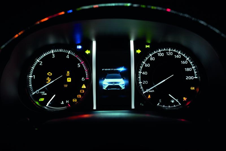 Khi được sạc đầy, pin có thể cung cấp đến 16 mã lực và 65 Nm mô-men xoắn, giúp tăng cường sức mạnh và tốc độ cho xe, đồng thời nâng cao hiệu quả nhiên liệu. Hệ thống hybrid 48V trên Fortuner giúp xe tăng tốc nhanh, tăng trải nghiệm lái và mang đến cảm giác phanh hiệu quả hơn.