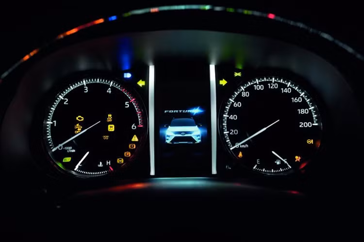 Khi được sạc đầy, pin có thể cung cấp đến 16 mã lực và 65 Nm mô-men xoắn, giúp tăng cường sức mạnh và tốc độ cho xe, đồng thời nâng cao hiệu quả nhiên liệu. Hệ thống hybrid 48V trên Fortuner giúp xe tăng tốc nhanh, tăng trải nghiệm lái và mang đến cảm giác phanh hiệu quả hơn.