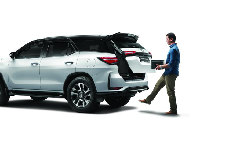 Tại thị trường Nam Phi, giá xe Toyota Fortuner Hybrid 48V được phân phối với tổng cộng 8 phiên bản quy đổi dao động từ 1,105 - 1,287 tỷ đồng. Hiện chưa rõ mẫu xe này có được bán ra tại Việt Nam hay không?