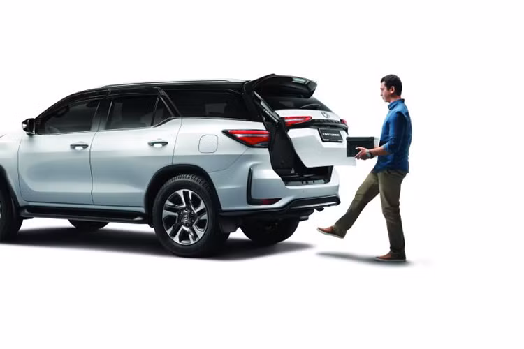 Tại thị trường Nam Phi, giá xe Toyota Fortuner Hybrid 48V được phân phối với tổng cộng 8 phiên bản quy đổi dao động từ 1,105 - 1,287 tỷ đồng. Hiện chưa rõ mẫu xe này có được bán ra tại Việt Nam hay không?