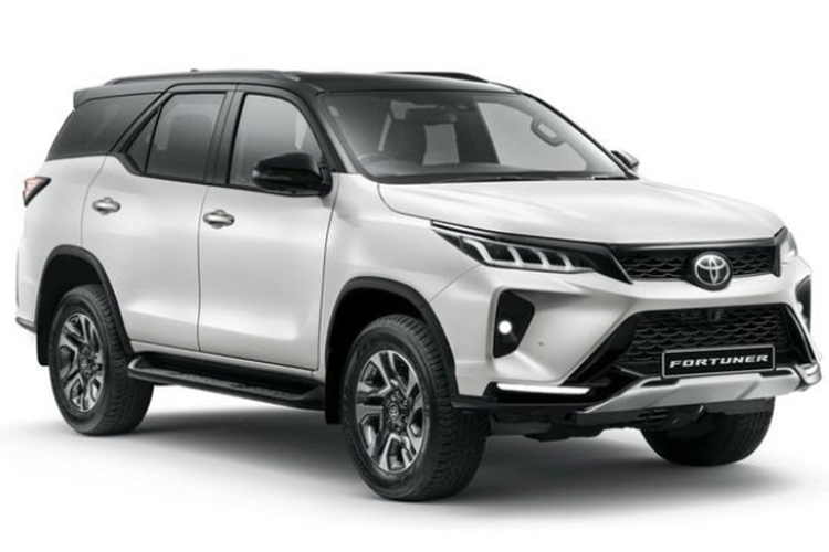 Nhìn chung, Toyota Fortuner Hybrid 48V 2024 mới có ngoại hình không khác nhiều so với bản thường ngoại trừ việc bổ sung biểu tượng 48V trên cửa sau. Điểm khác biệt lớn nhất nằm ở hệ truyền động.