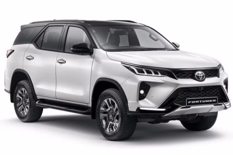Nhìn chung, Toyota Fortuner Hybrid 48V 2024 mới có ngoại hình không khác nhiều so với bản thường ngoại trừ việc bổ sung biểu tượng 48V trên cửa sau. Điểm khác biệt lớn nhất nằm ở hệ truyền động.