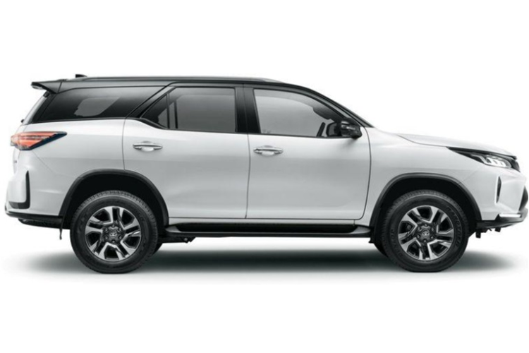 Mẫu xe SUV Toyota Fortuner Hybrid 48V được trang bị động cơ diesel 2,8 lít, DOHC, 16 van, sản sinh công suất 204 mã lực tại 3.400 vòng/phút và mô-men xoắn 500 Nm trong khoảng từ 1.600 - 2.800 vòng/phút, kết hợp cùng hệ thống hybrid 48V hiện đại.