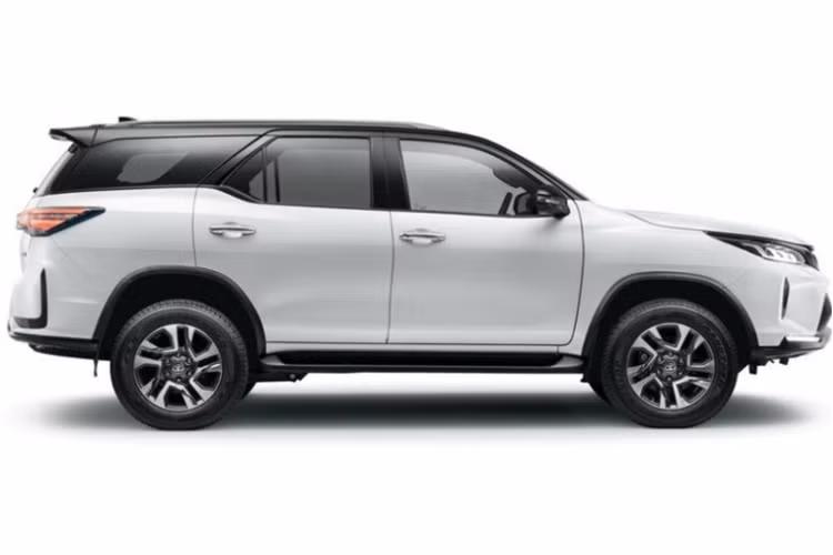 Mẫu xe SUV Toyota Fortuner Hybrid 48V được trang bị động cơ diesel 2,8 lít, DOHC, 16 van, sản sinh công suất 204 mã lực tại 3.400 vòng/phút và mô-men xoắn 500 Nm trong khoảng từ 1.600 - 2.800 vòng/phút, kết hợp cùng hệ thống hybrid 48V hiện đại.