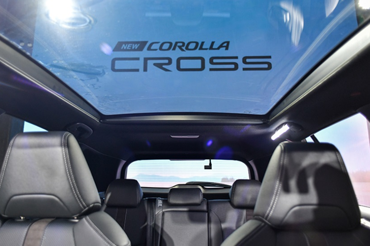 Về nội thất, bên trong khoang cabin của Toyota Corolla Cross 2025 cũng có một số thay đổi. Cụ thể bản tiêu chuẩn sẽ được nâng cấp lên bảng đồng hồ kỹ thuật số 12,3 inch và màn hình trung tâm kích cỡ 10,1 inch hỗ trợ Android Auto/Apple CarPlay không dây. Bản này còn có phanh tay điện tử với giữ phanh tự động đi kèm.