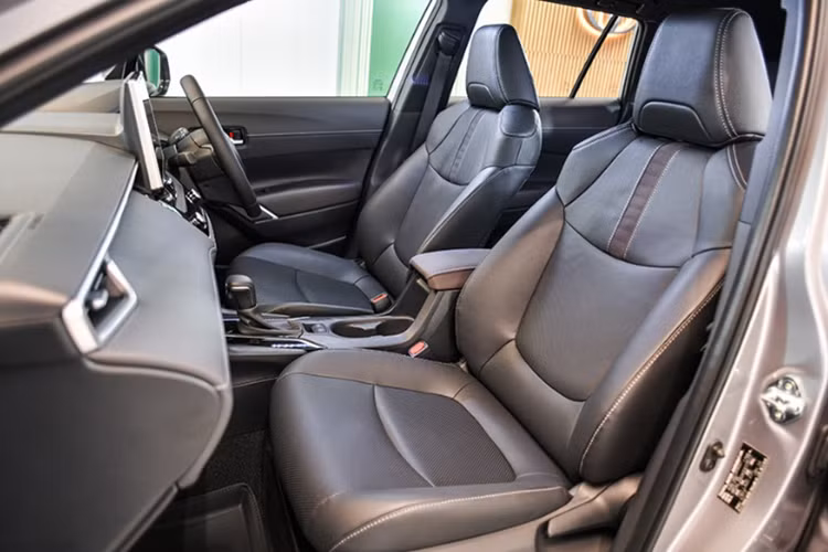 Tùy phiên bản, xe sẽ được bổ sung đèn nền LED, cổng USB-C, cảm biến trước/sau, cửa sổ trời toàn cảnh hay che nắng chỉnh điện.