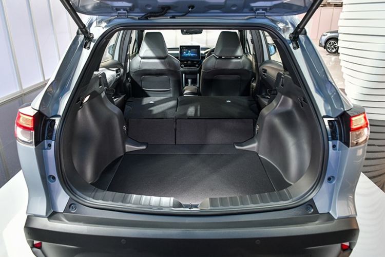 Ở lần nâng cấp nhẹ này, bản tiêu chuẩn của Toyota Corolla Cross còn được bổ sung gói Toyota Safety Sense với các tính năng như: cảnh báo điểm mù, hỗ trợ tránh tiền va chạm, Cruise Control, đèn pha tự động, cảnh báo chệch làn hay hỗ trợ giữ làn.