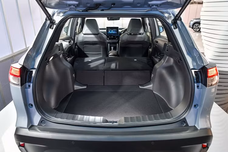 Ở lần nâng cấp nhẹ này, bản tiêu chuẩn của Toyota Corolla Cross còn được bổ sung gói Toyota Safety Sense với các tính năng như: cảnh báo điểm mù, hỗ trợ tránh tiền va chạm, Cruise Control, đèn pha tự động, cảnh báo chệch làn hay hỗ trợ giữ làn.