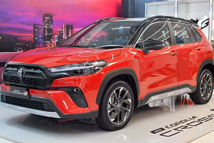 Thứ nhất là bản tiêu chuẩn được trang bị động cơ 1.8L xăng cho công suất 140 mã lực và mô men xoắn 177 Nm. Động cơ đi kèm hộp số CVT-i và dẫn động cầu trước. Thứ hai là hệ truyền động hybrid cao cấp với sự kết hợp của động cơ 1.8L với mô-tơ điện cho tổng công suất lên đến 122 mã lực.