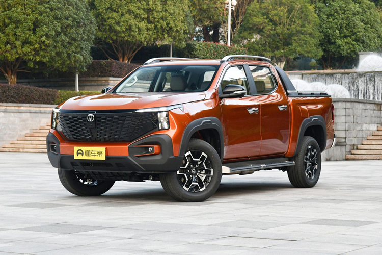 Bù lại, cửa thùng xe có bậc gập xuống với khoảng cách 530mm so với mặt đất, trong khi thùng xe mở ra sẽ cách mặt đất 830mm, giúp người dùng dễ dàng bước lên thùng xe. Changan Hunter EREV 2024 còn có sẵn nắp thùng chở hàng dạng cuộn khá tiện lợi.