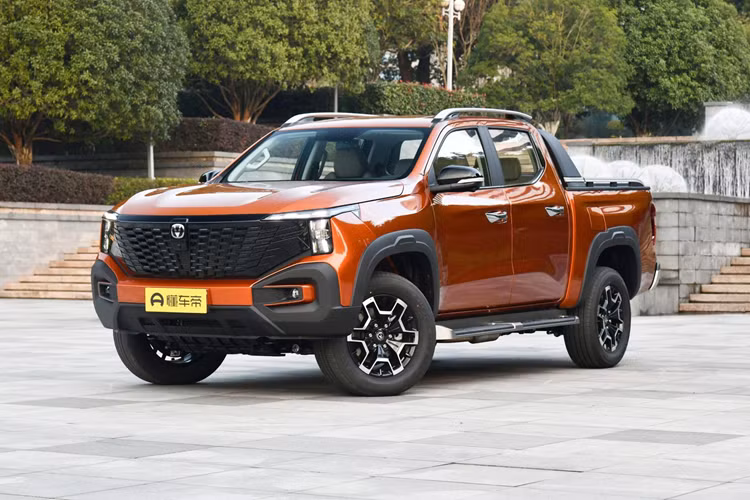 Bù lại, cửa thùng xe có bậc gập xuống với khoảng cách 530mm so với mặt đất, trong khi thùng xe mở ra sẽ cách mặt đất 830mm, giúp người dùng dễ dàng bước lên thùng xe. Changan Hunter EREV 2024 còn có sẵn nắp thùng chở hàng dạng cuộn khá tiện lợi.