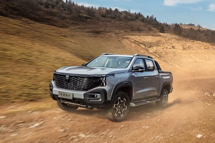 Gạt mưa tự động, điều khiển bằng giọng nói, nâng cấp OTA của máy, vô lăng bọc da, đồng hồ LCD, sạc điện thoại không dây 40W, ghế da, sưởi ghế, loa 4/6, điều hòa cửa gió sau,…