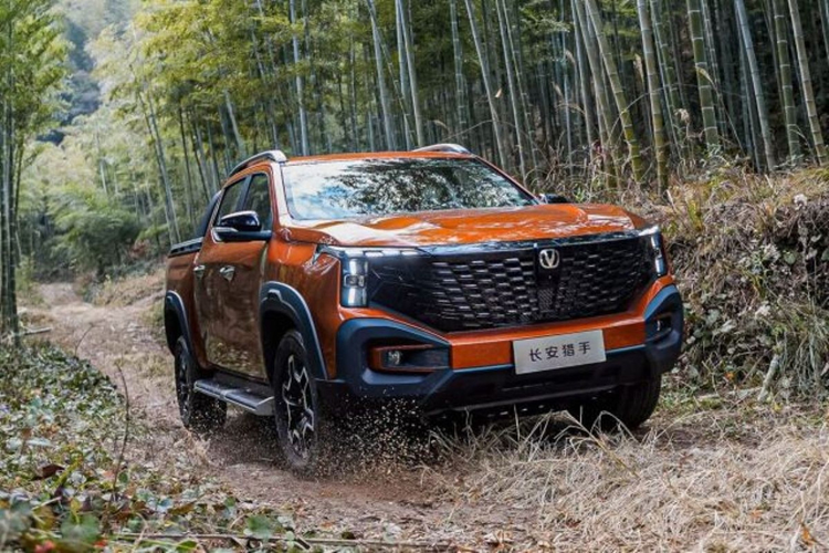 Ở phía sau, thùng hàng cũng được phủ vật liệu chống trầy xước và chống ăn mòn, tích hợp một cổng cắm điện tiêu chuẩn. Đáng tiếc, khả năng chở hàng của xe khá khiêm tốn, chỉ ở mức 495kg.